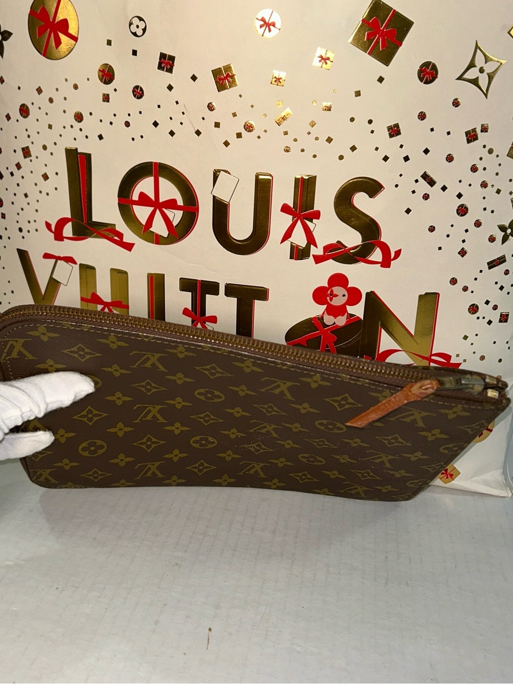 Authentic LOUIS VUITTON Zip around Clutch - Picture 8 of 9